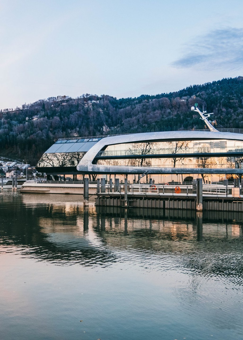 Das MS Sonnenkönigin am Steg im Hafen Bregenz