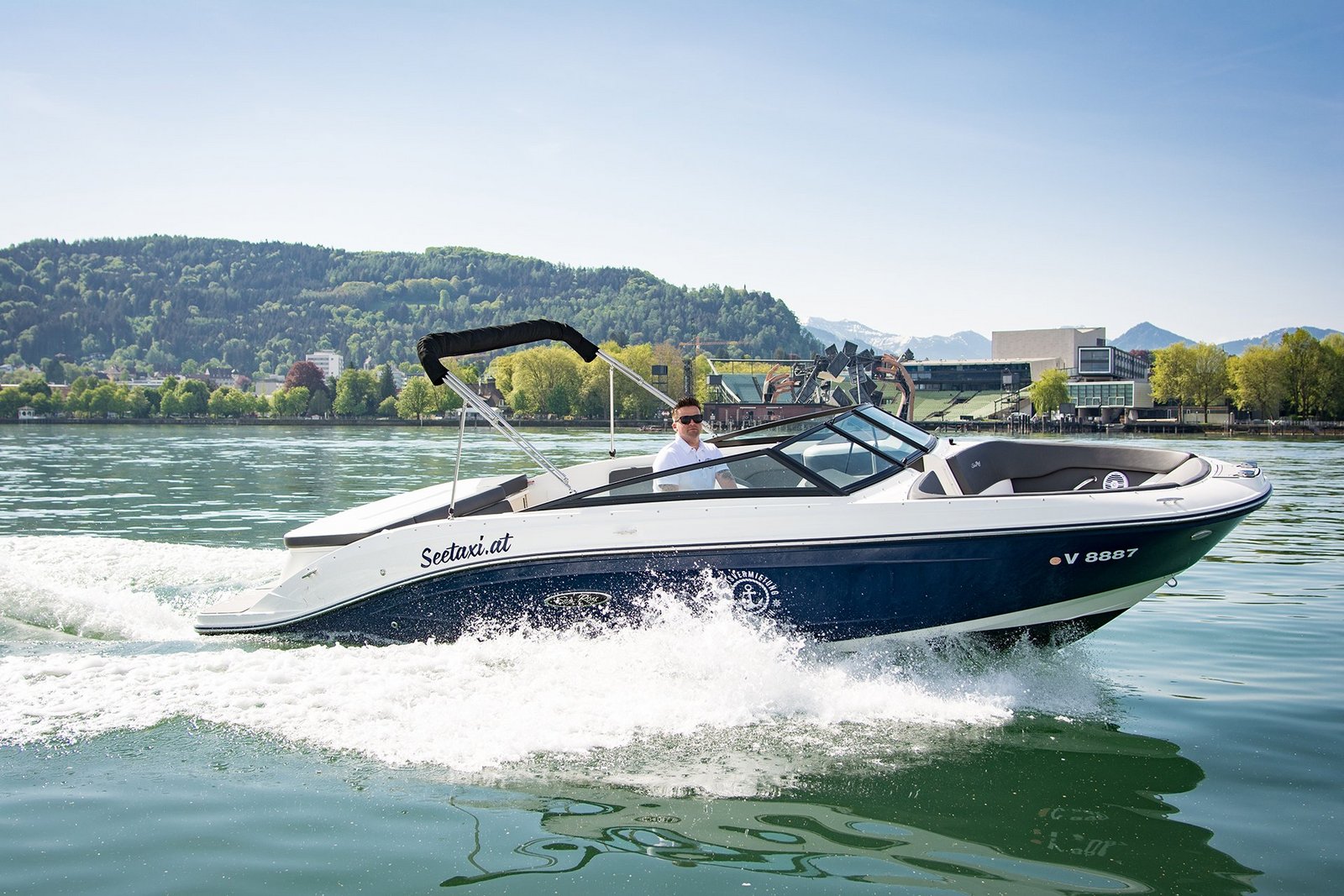 Ein fahrendes Motorboot auf dem Bodensee.