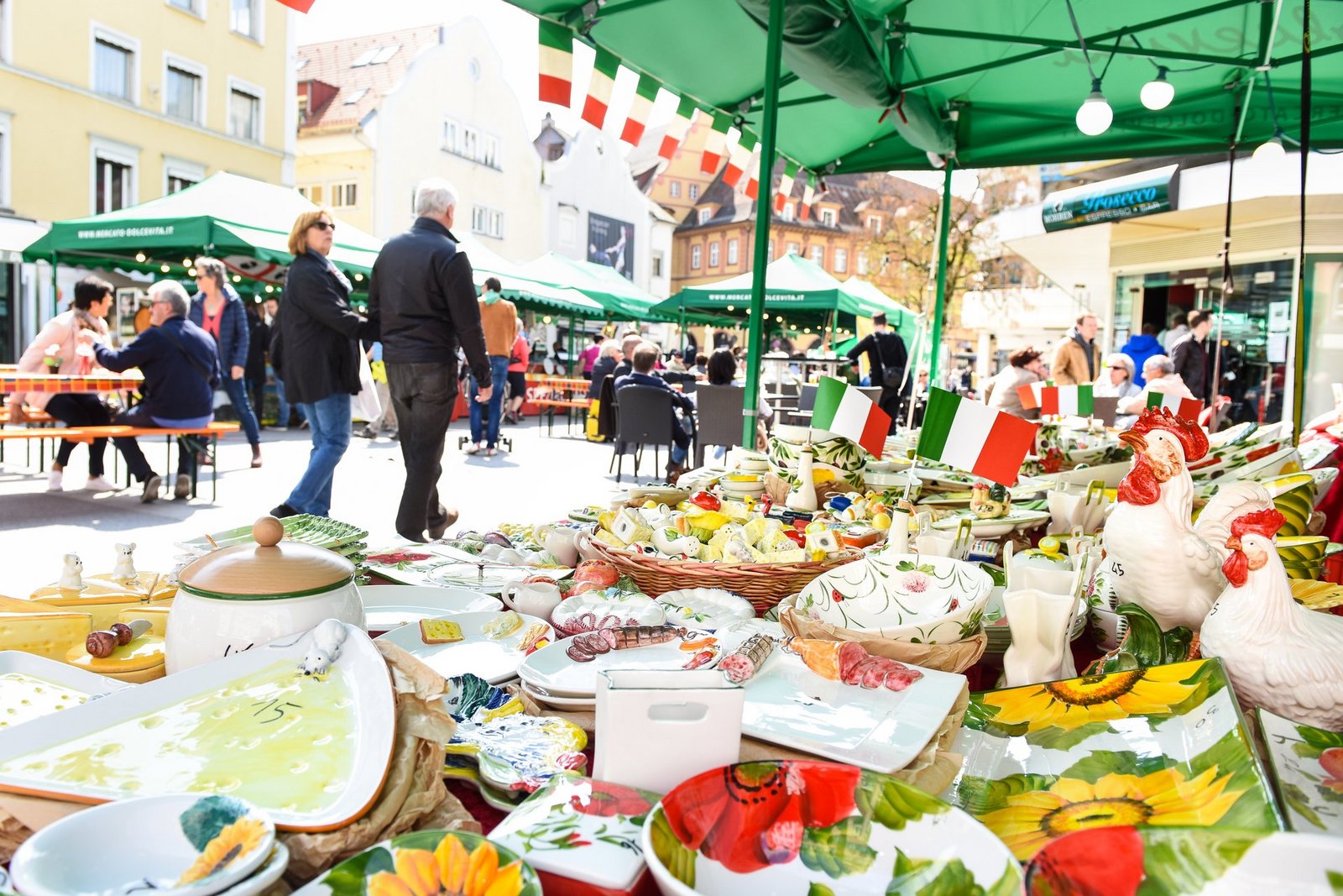 Ein Blick über die Waren eines Händlers in die Innenstadt