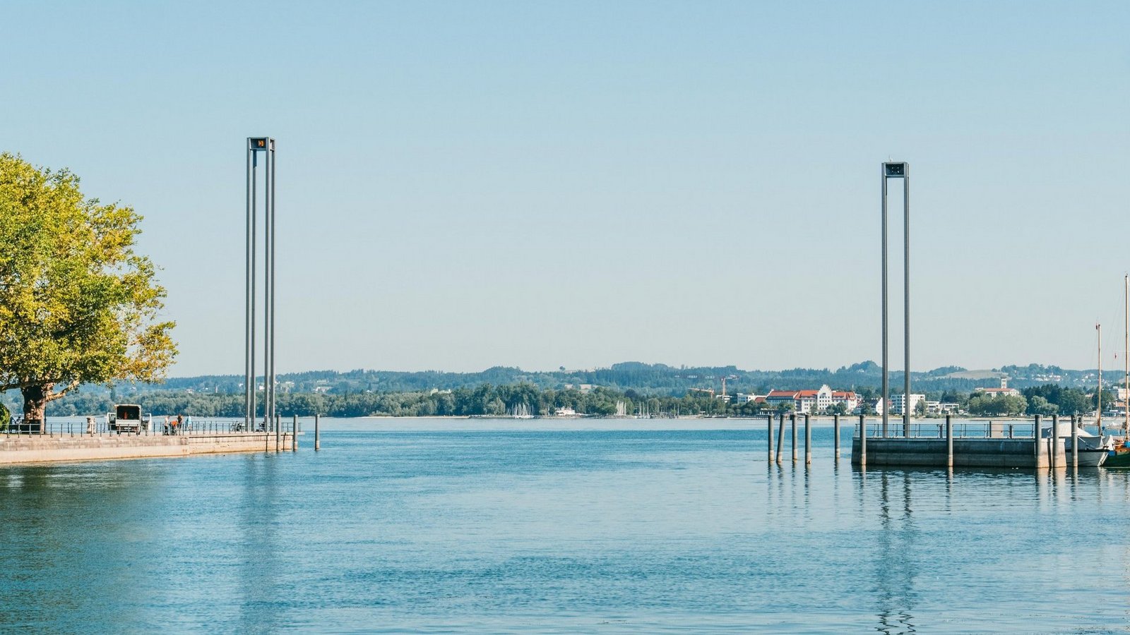 Die Hafeneinfahrt mit den beiden Leuchttürmen auf beiden Seiten in Bregenz