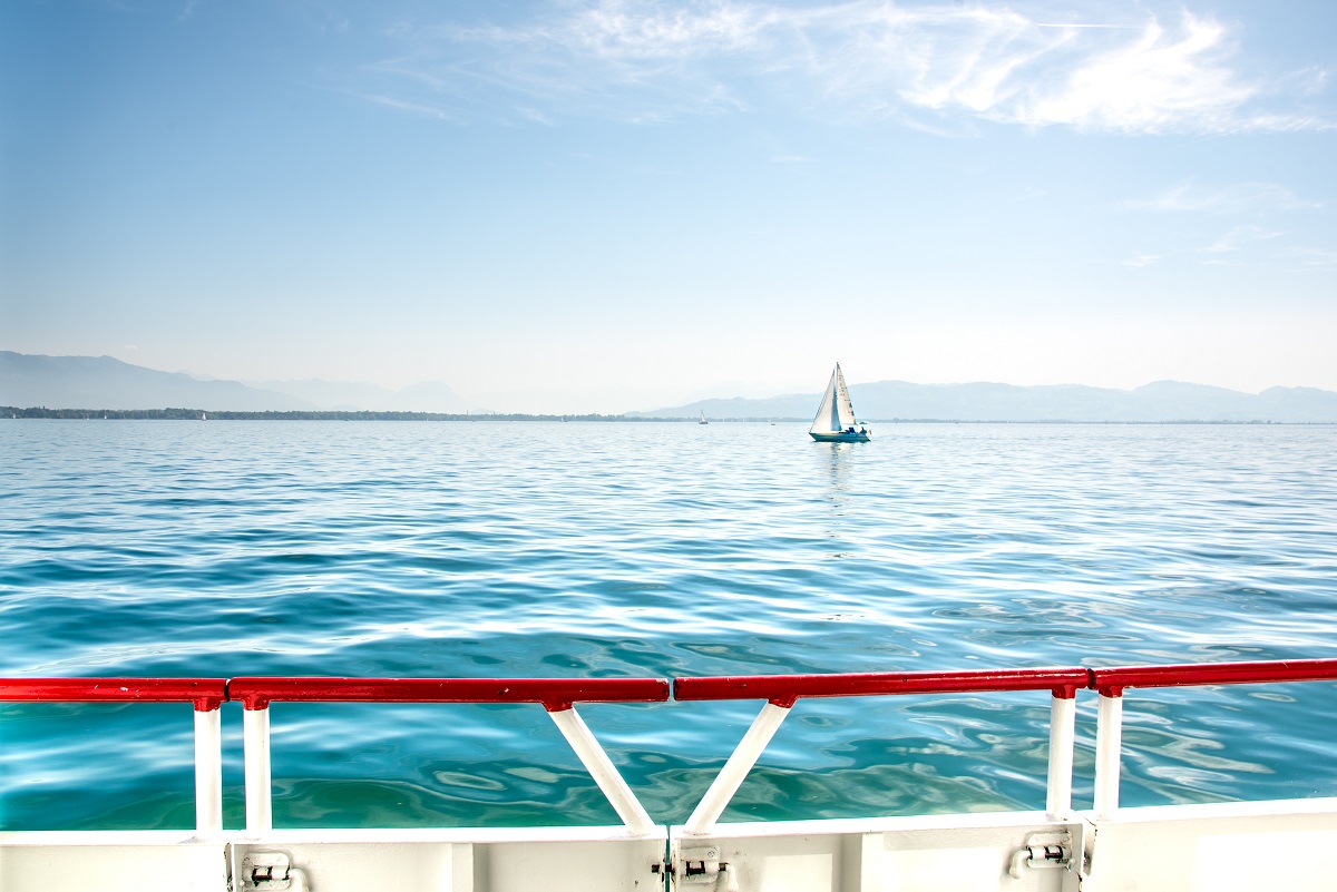 Blick über die Reling auf ein Segelschiff auf dem Bodensee